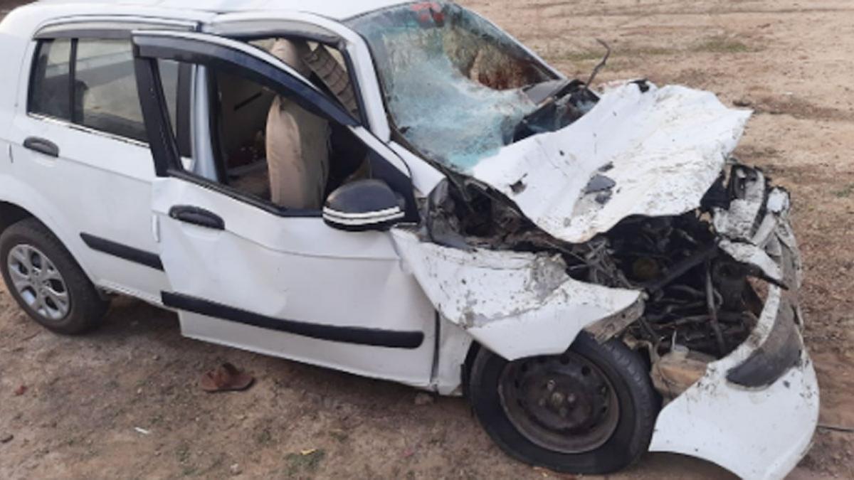 खड़े ट्रक में घुसी तेज रफ्तार कार, पांच की मौत (फोटो-आजतक)