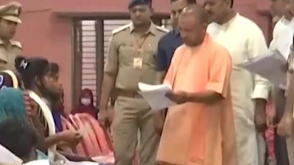 जनता दरबार में लोगों की शिकायतें सुनते सीएम योगी.