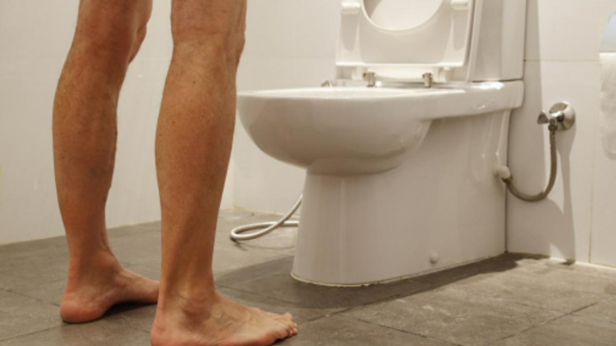 Reasons Why Guys Should Pee Sitting Down (Photo Credit: Getty Images)