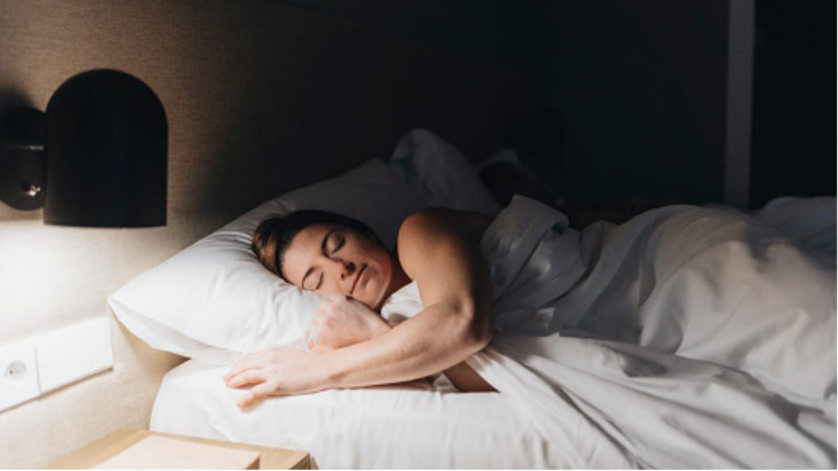 रात में सोते वक्त ना करें ये गलती, आज से ही हो जाएं सतर्क sleeping in