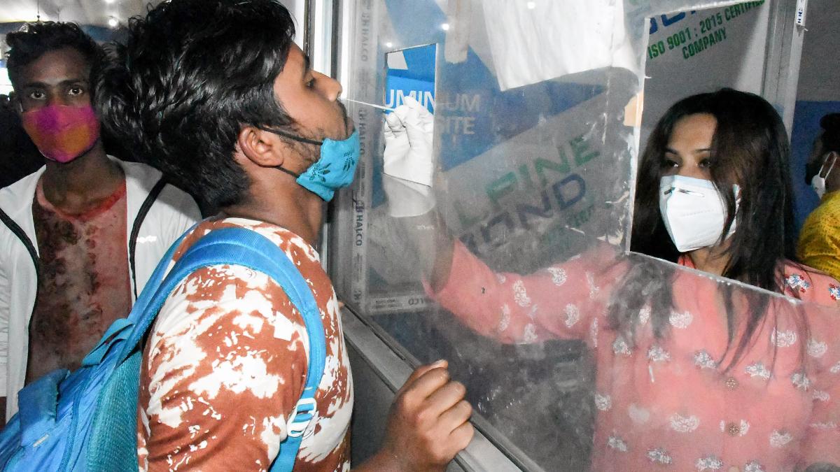 देश में कोरोना की संक्रमण दर लगातार बढ़ रही है. (फाइल फोटो-PTI)