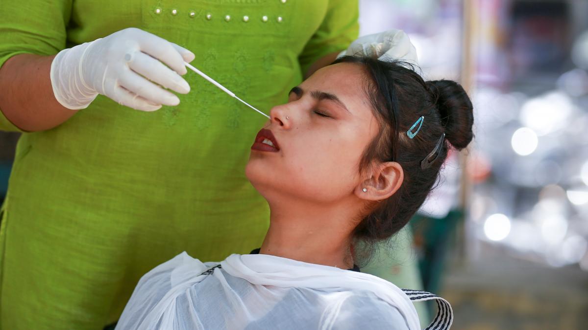 देश में कोविड केस तेजी से बढ़ रहे