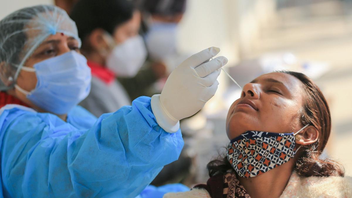 देश में पॉजिटिविटी रेट बढ़कर 3 फीसदी के पार चला गया है. (फाइल फोटो-PTI)