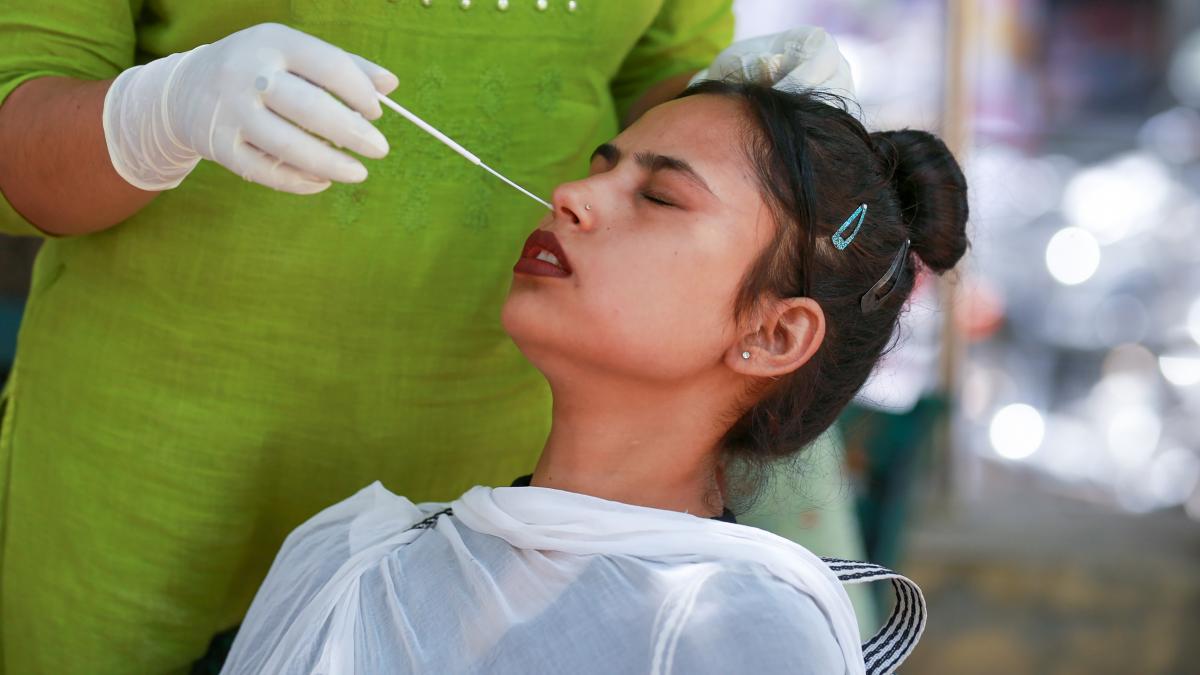 देश में कोरोना के मामले तेजी से बढ़ रहे हैं