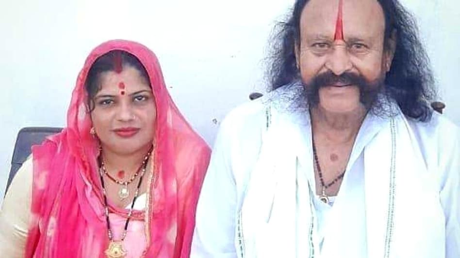 पत्नी ललिता सिंह के साथ मलखान सिंह. (फोटो:Aajtak)