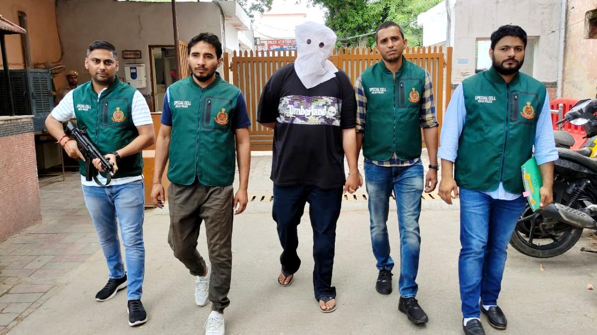 Delhi पुलिस की गिरफ्त में गैंगस्टर शक्ति सिंह. 