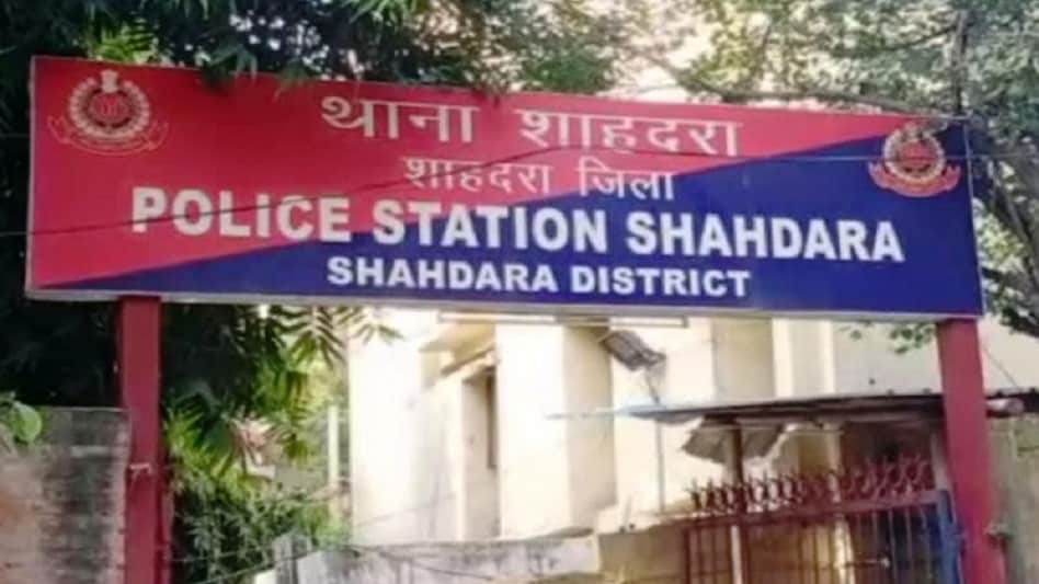थाने में पुलिसकर्मियों पर हमला