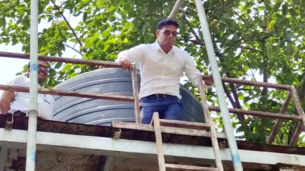 अचानक पानी की टंकी पर दनादन चढ़ गए DM (फोटो-आजतक)