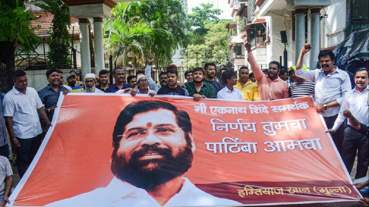 एकनाथ शिंदे के समर्थन में ठाणे में प्रदर्शन भी हुआ.