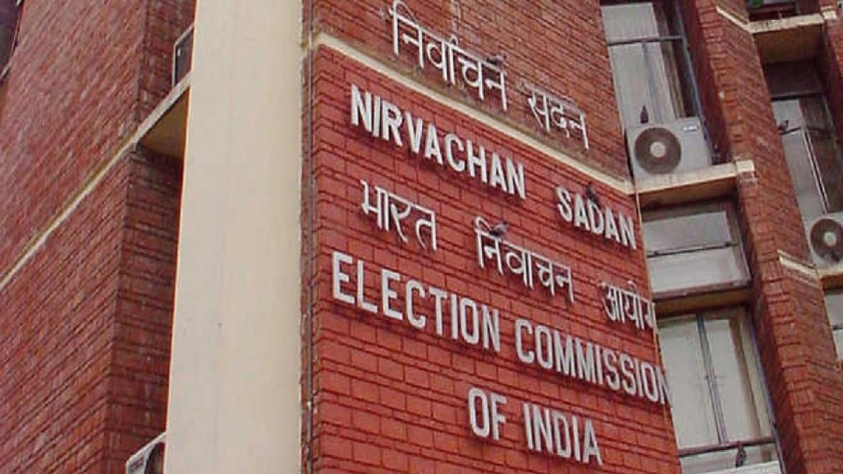 चुनाव आयोग द्वारा हाल ही में पंजीकृत पार्टियों के खिलाफ यह दूसरी ऐसी कार्रवाई है.