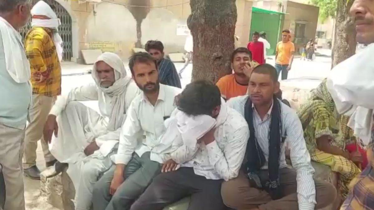 अस्पताल के बाहर मौजूद मृतका के परिजन.