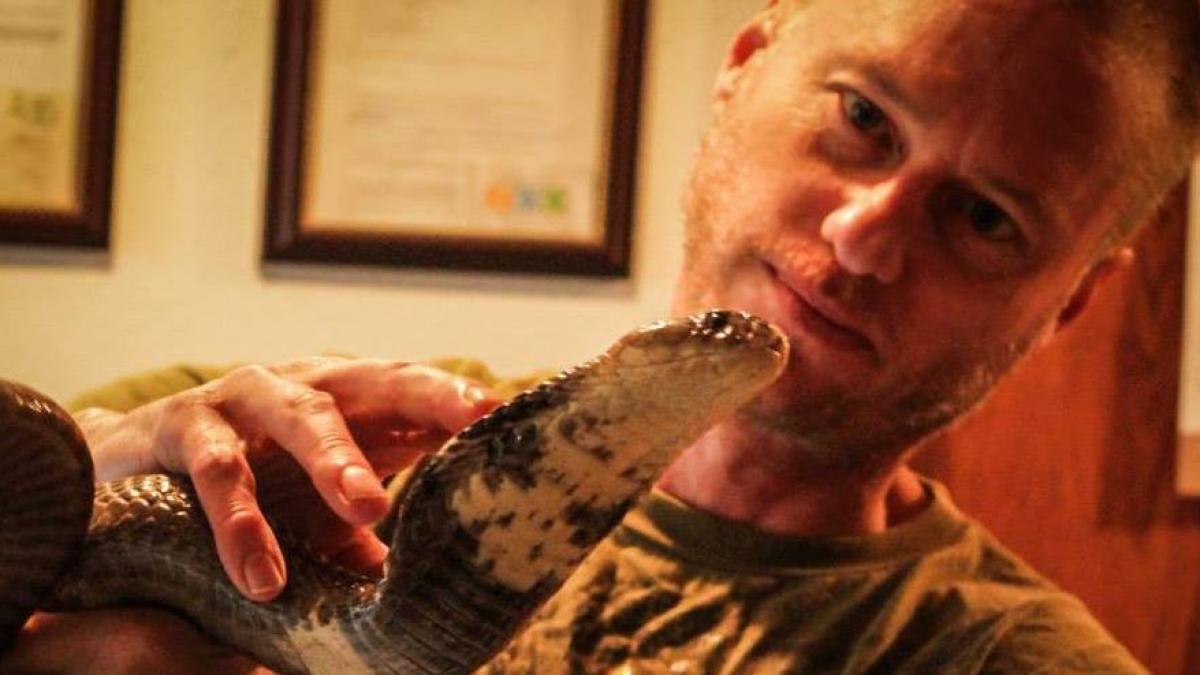 शख्स ने 200 बार खुद को जहरीले सांपों से कटवाया, फिर भी नहीं हुई मौत!