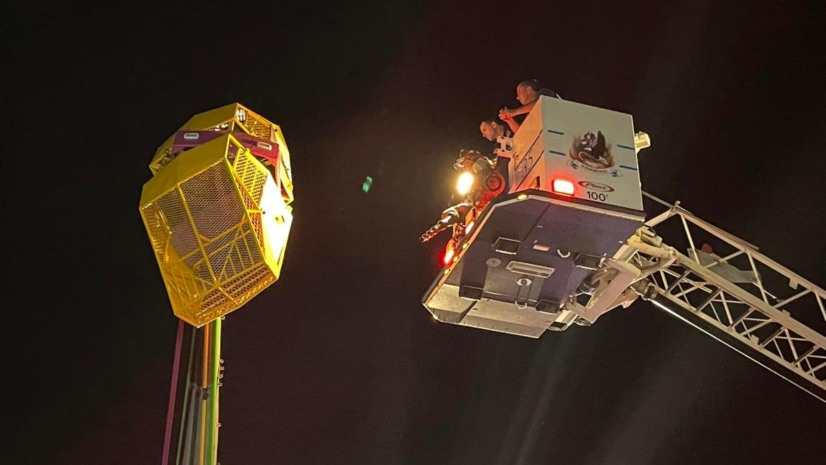 झूले में फंसे थे कुल 7 लोग (Credit- kirkwood fire rescue/facebook)