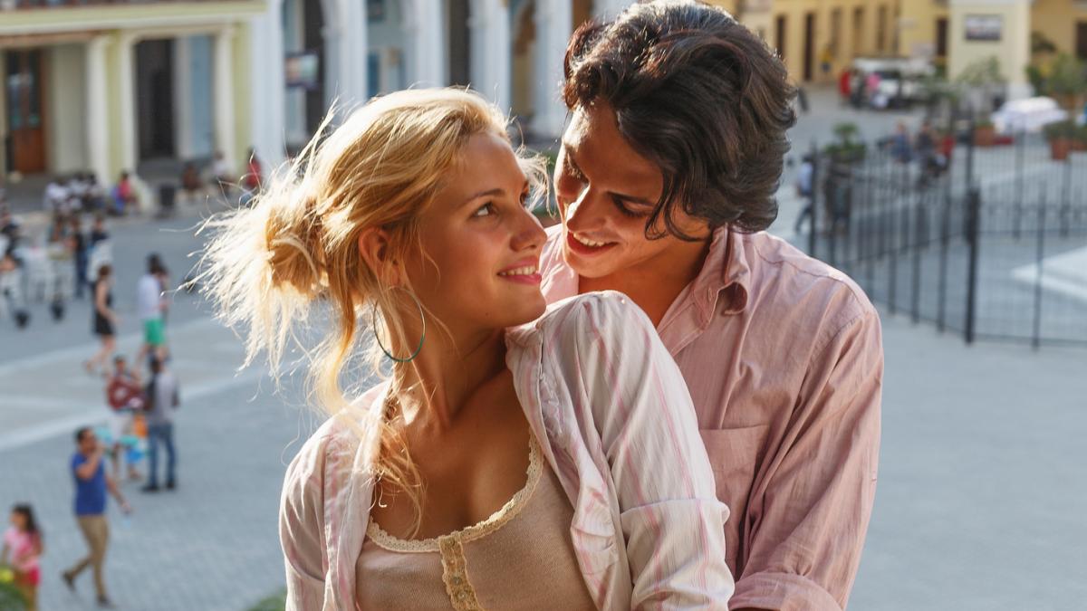 बालकनी में रोमांस करते कपल का वीडियो हुआ वायरल (प्रतीकात्मक तस्वीर/Getty Images)