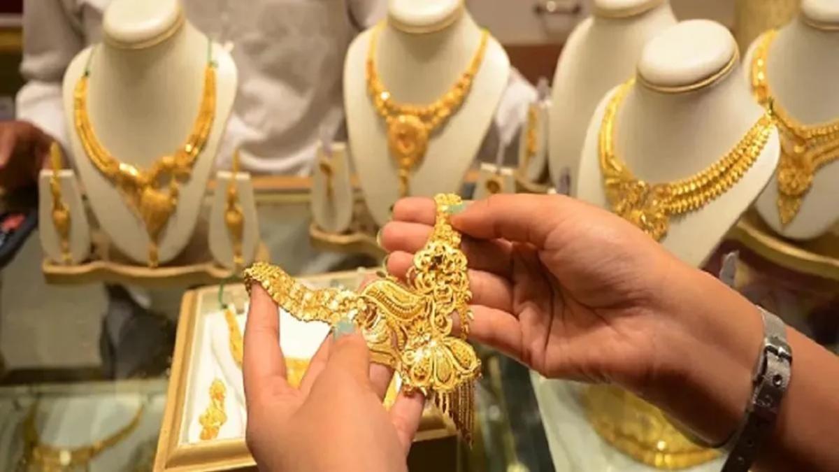 Today Gold Price, 6 जनवरी आज लुढ़का सोने का भाव! 24K प्रति 100 ग्राम हो गया इतना