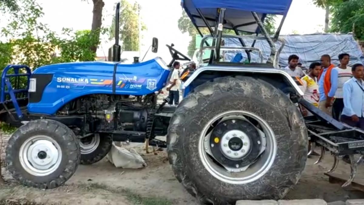 ट्रैक्टर से कुचलकर पिता की मौत, बच्चा घायल