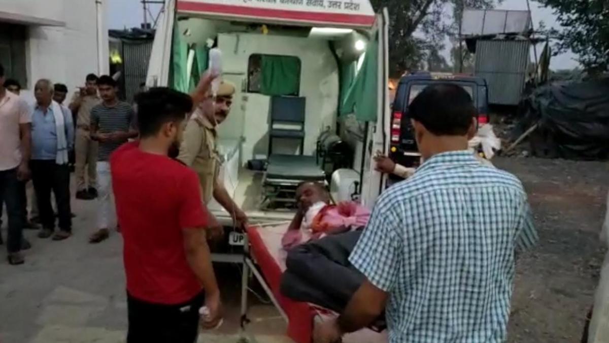 युवक को अस्पताल में एडमिट कराया गया