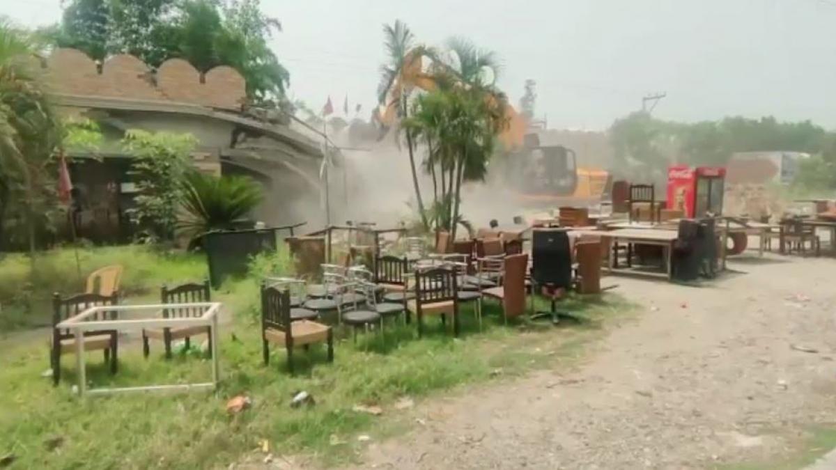 सपा के पूर्व जिला अध्यक्ष के अवैध होटल पर चला प्रशासन का बुलडोजर