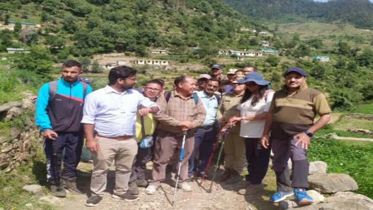 अपनी टीम के साथ दुर्गम बूथ तक पहुंचे सीईसी