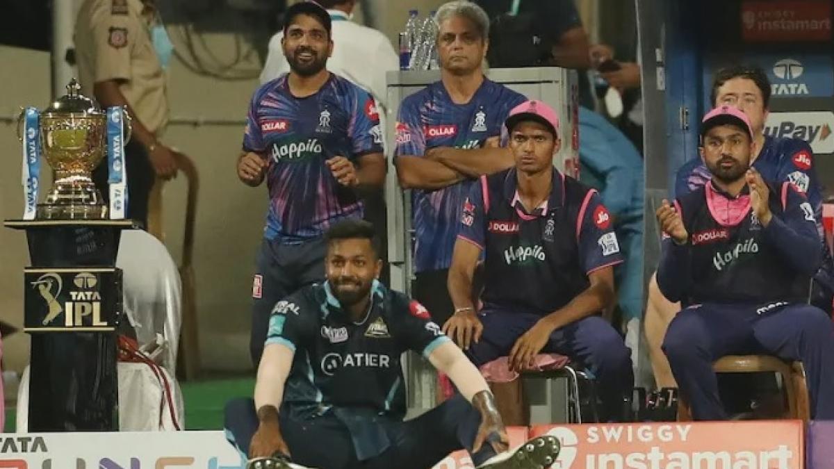 आईपीएल 2022 की विजेता टीम के कप्तान हार्दिक पंड्या, पीछे आईपीएल की ट्रॉफी