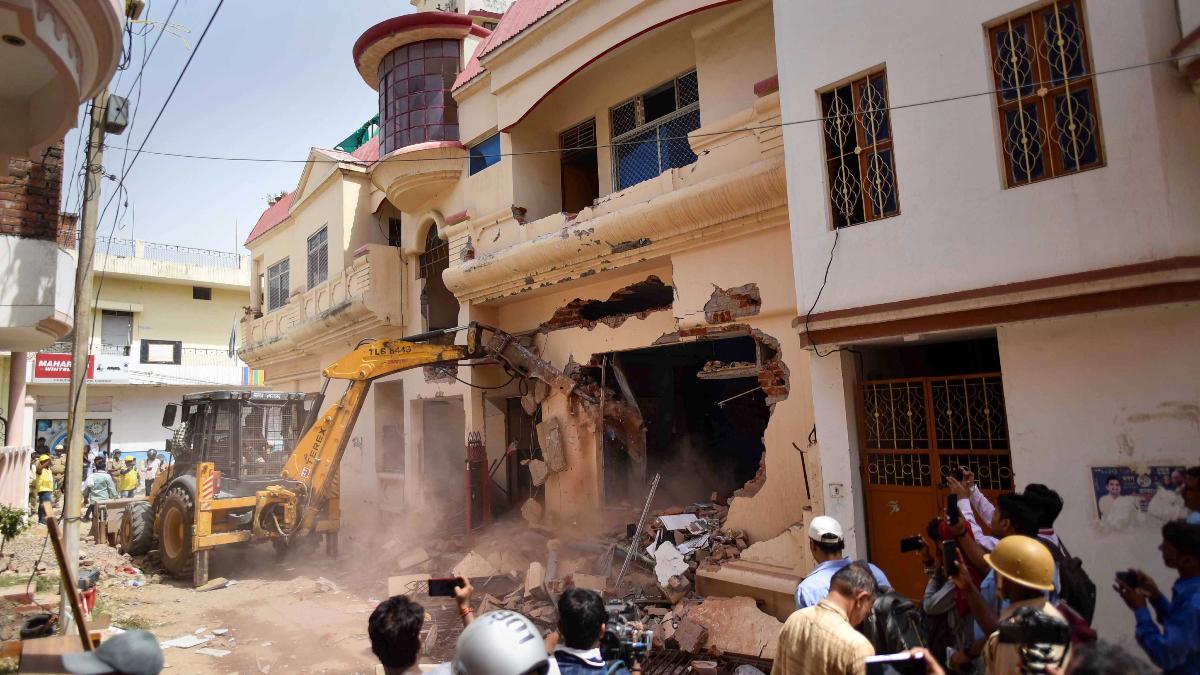 प्रयागराज हिंसा के मास्टरमाइंड जावेद अहमद का घर बुलडोजर से ढहा दिया गया था. (फाइल फोटो-PTI)