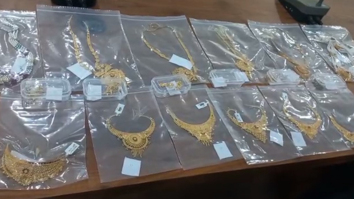 वॉशबेसिन की पाइप से मिली ज्वैलरी