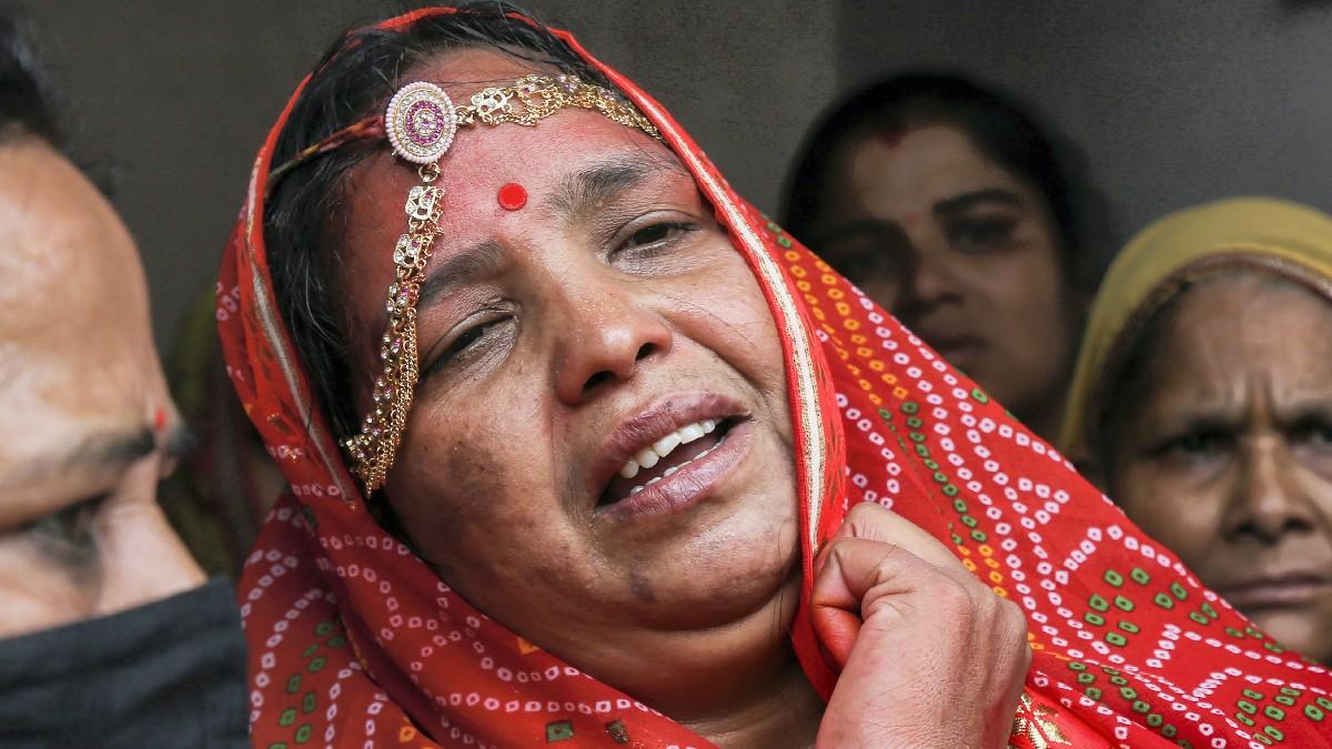 कन्हैया लाल के अंतिम संस्कार के वक्त रोती उनकी पत्नी यशोदा (फोटो- पीटीआई) 