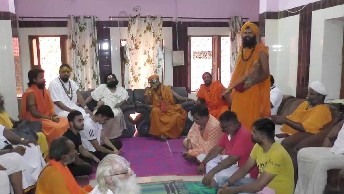 काशी धर्म परिषद की बैठक में मौजूद संत. 