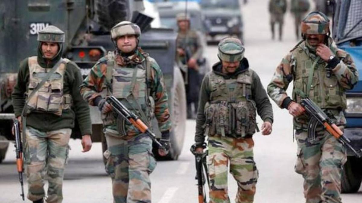 J&K: अनंतनाग में सुरक्षाबलों से हो रही मुठभेड़, तीन आतंकियों के होने की आशंका