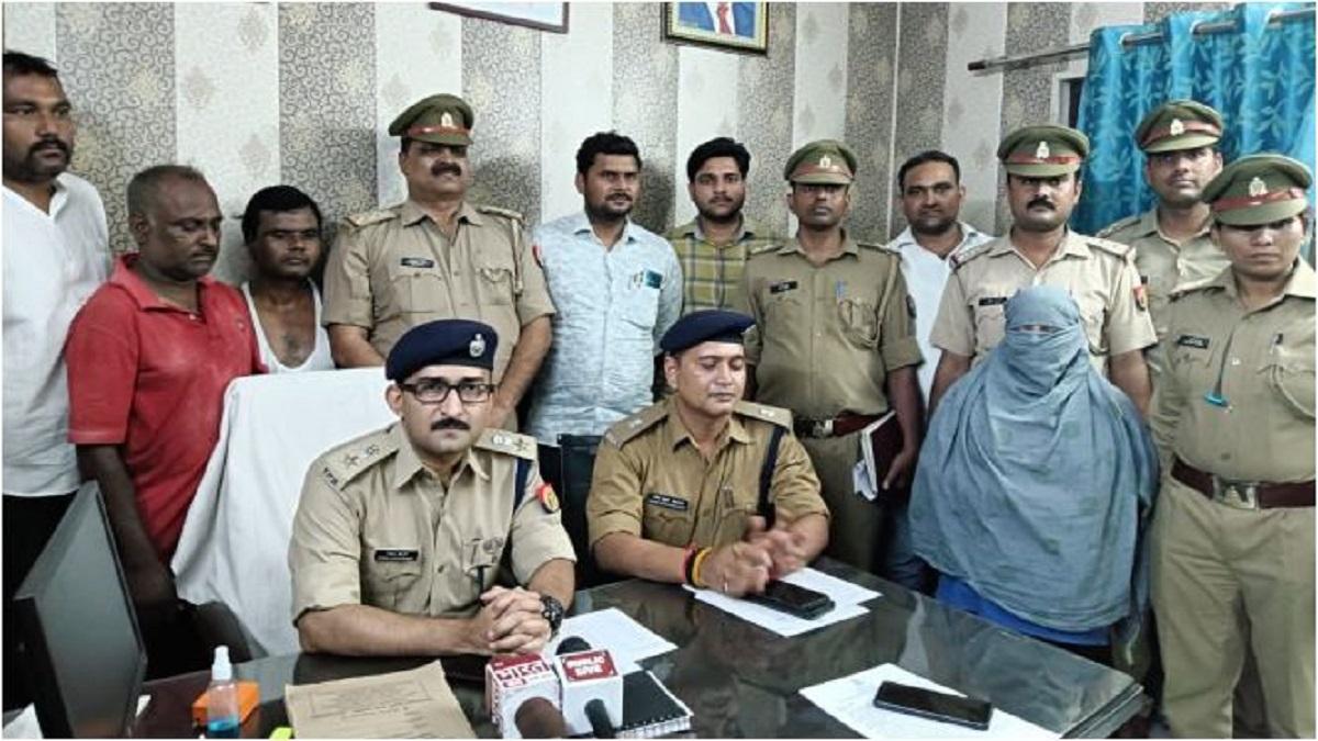 पुलिस गिरफ्त में आरोपी.