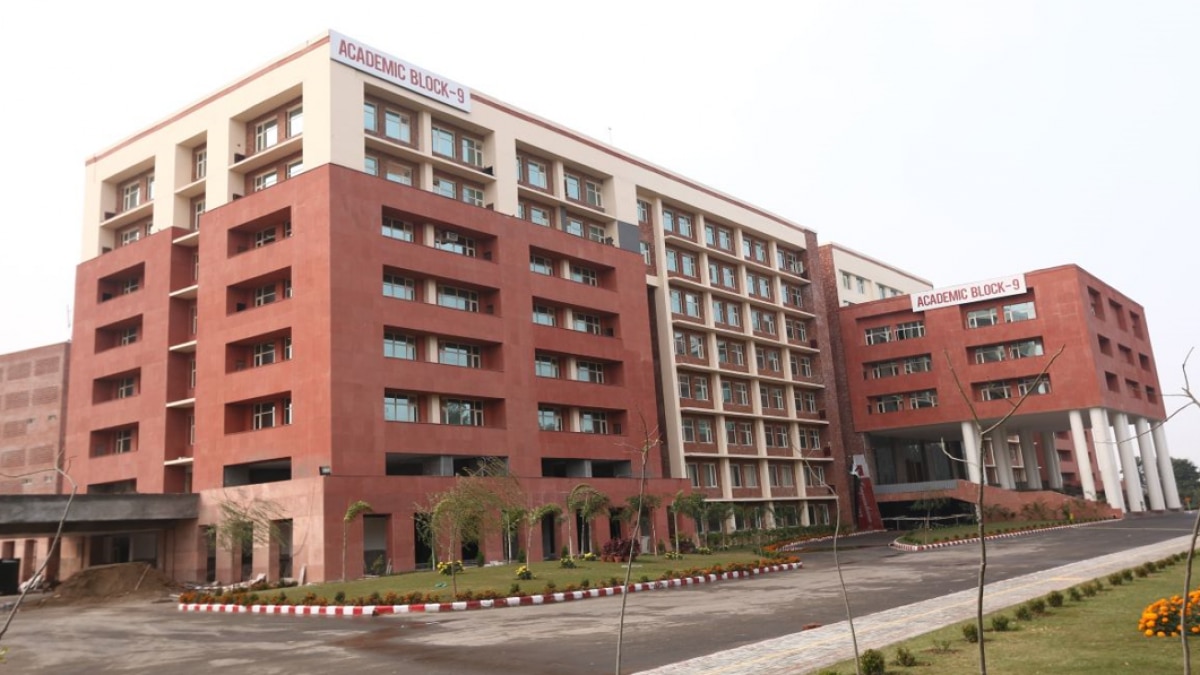 इस विभाग की ज़िम्मेदारी छात्रों को प्लेसमेंट के लिए तैयार करना है, ताकि छात्रों को सबसे बेहतरीन कंपनियों में शानदार पैकेज पर प्लेसमेंट मिल सके. 