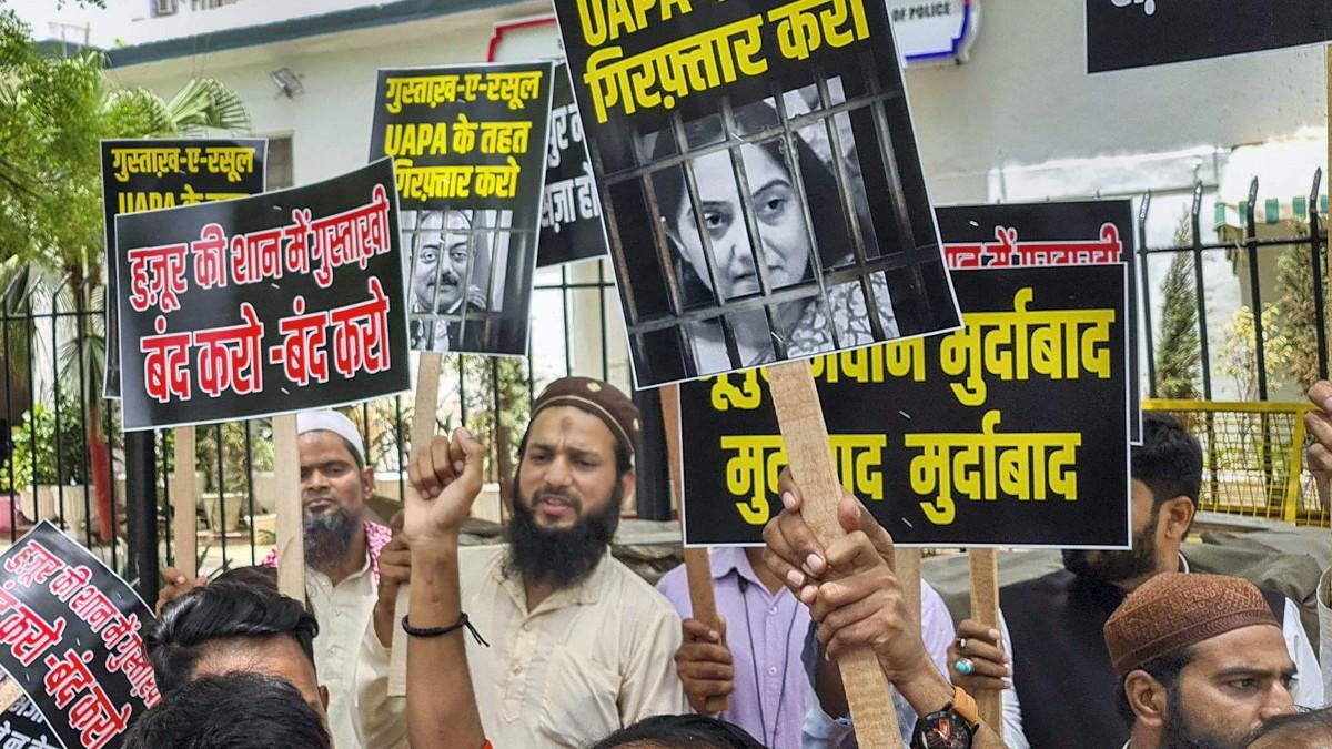 नूपुर शर्मा की गिरफ्तारी की मांग को लेकर एएमआईएम कार्यकर्ताओं ने दिल्ली में प्रदर्शन किया. (फोटो-एजेंसी)