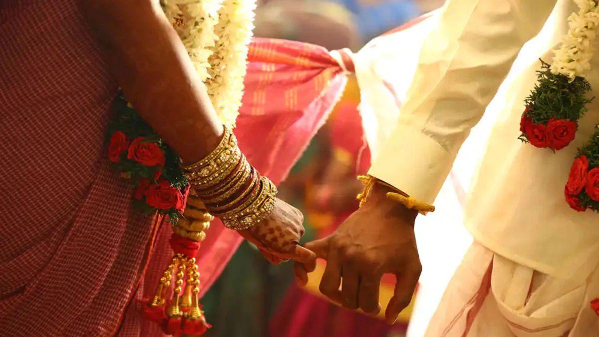 दो पतियों को छोड़कर महिला ने की तीसरी शादी. (Representational image)