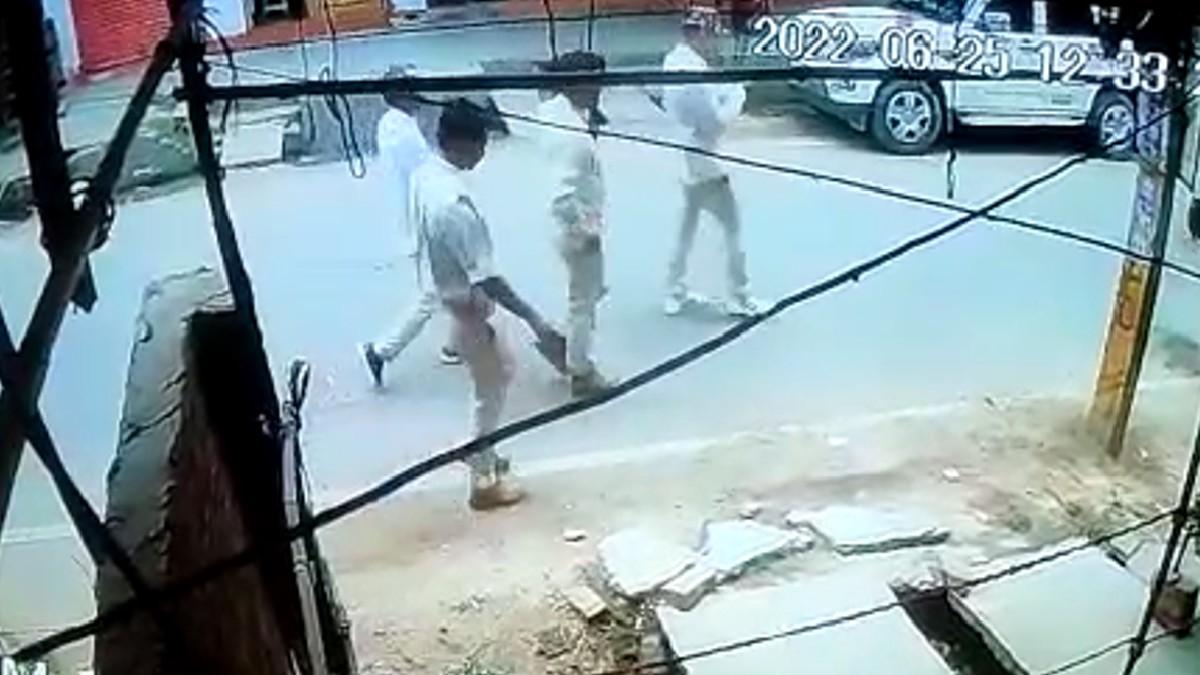 CCTV कैमरे में कैद हुए बदमाश.