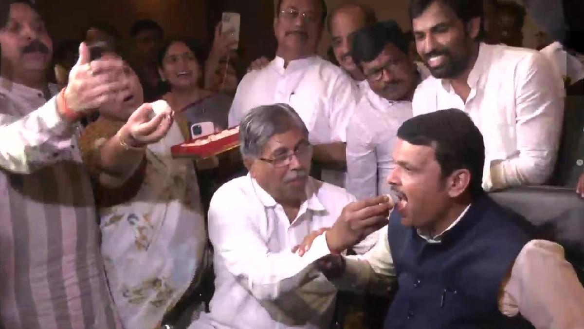 सुप्रीम कोर्ट के फैसले और उद्धव के इस्तीफे के बाद देवेंद्र फडणवीस को मिठाई खिलाई गई.
