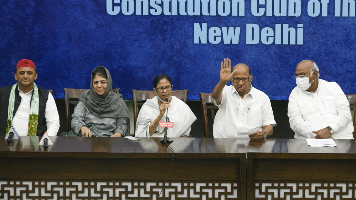 अखिलेश यादव, महबूबा मुफ्ती, ममता बनर्जी, शरद पवार, मल्लिकार्जुन खड़गे