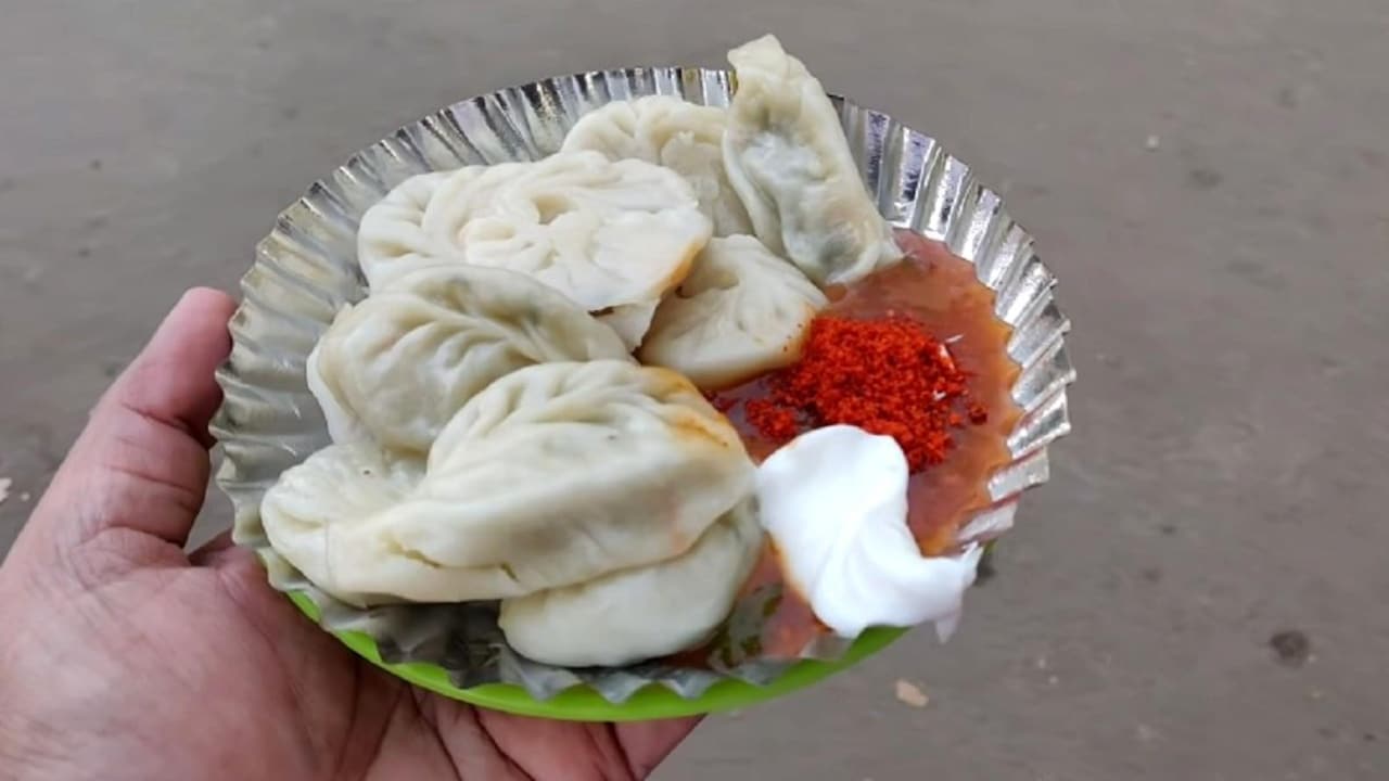 Momos Recipe: बिना स्टीमर के ऐसे बनाएं स्वादिष्ट चाइनीज स्टाइल मोमोज - Momos Recipe How to Make Momos Without Steamer Momos Recipe in Hindi lbsf - AajTak