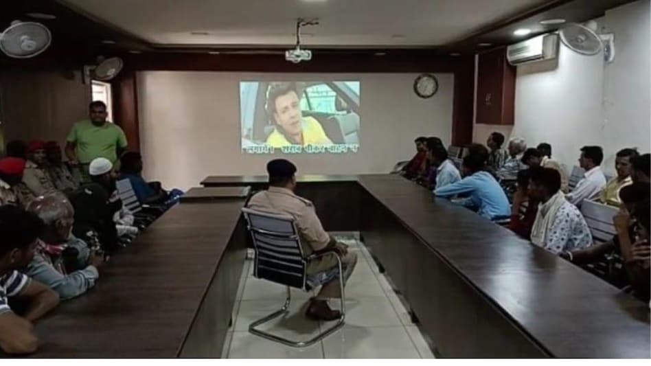 ट्रैफिक नियम तोड़ने वालों को फिल्म दिखाती ट्रैफिक पुलिस. (Photo: Aajtak)