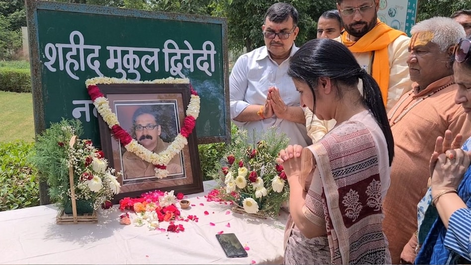 शहीद मुकुल द्विवेदी को श्रद्धांजलि देतीं उनकी पत्नी अर्चना द्विवेदी.