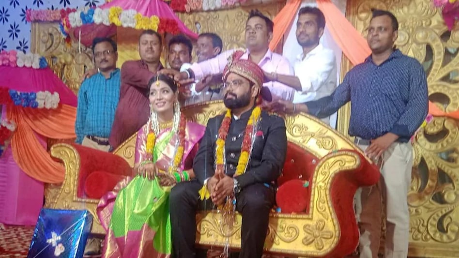 UP में अब हमार ससुराल बा...' नेहा सिंह राठौर ने की शादी तो BJP नेता और  लोकगायकों ने कसा तंज - UP Mein Ka Ba Singer Neha Singh Rathore gets Married  in