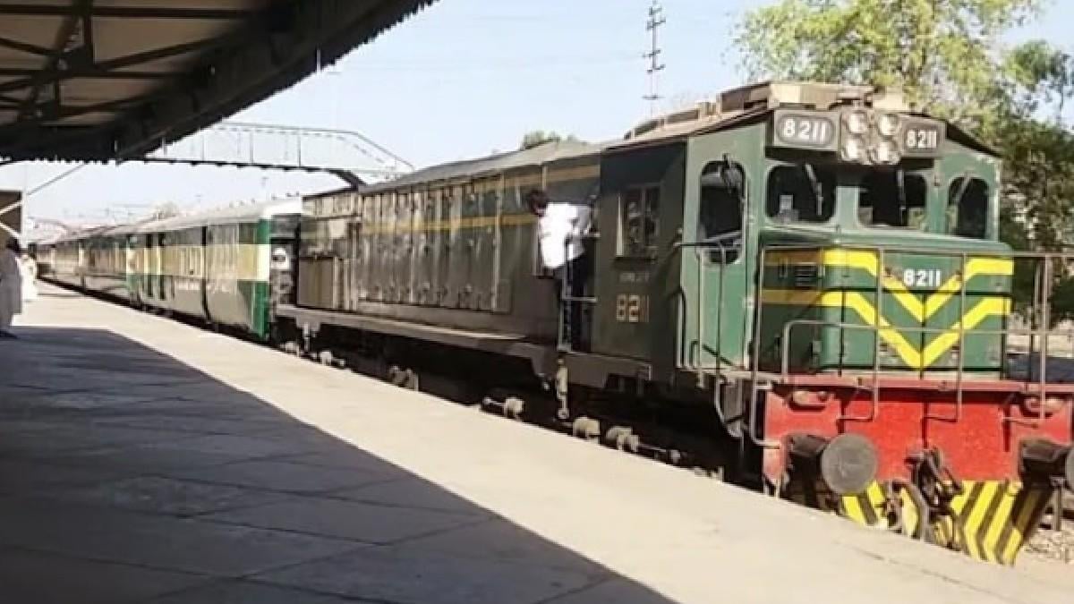 पाकिस्तान: चलती ट्रेन में हैवानियत, एसी कोच में ले जाकर टिकट चेकर समेत 3 ने किया लड़की से रेप - Pakistan woman gang raped by Railway staffers Karachi bound train Bahaudin Zakaria