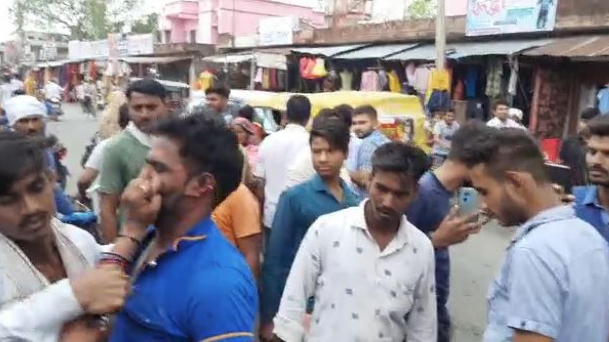 पत्नी ने पति की बीच बाजार में की जमकर धुनाई