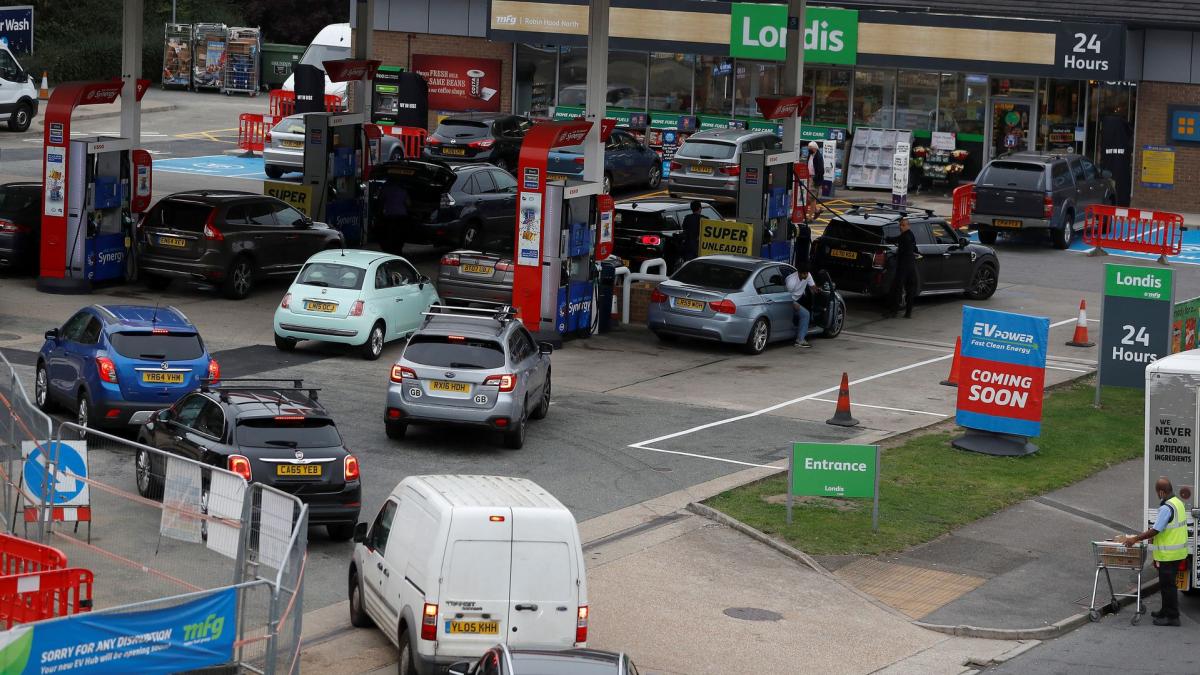 कैलिफोर्निया में पेट्रोल 501 रुपए प्रति गैलन है (प्रतीकात्मक तस्वीर/Reuters)