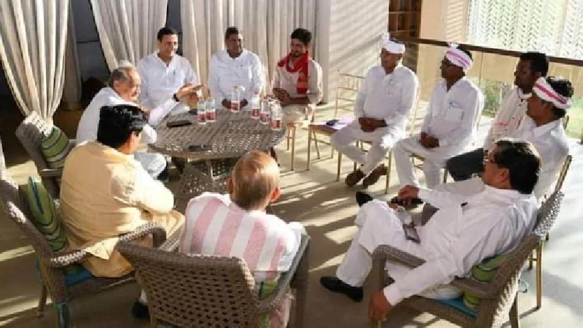 तस्वीर राज्यसभा चुनाव से पहले रिसॉर्ट में रुके विधायकों के साथ सीएम गहलोत की मुलाकात की है.