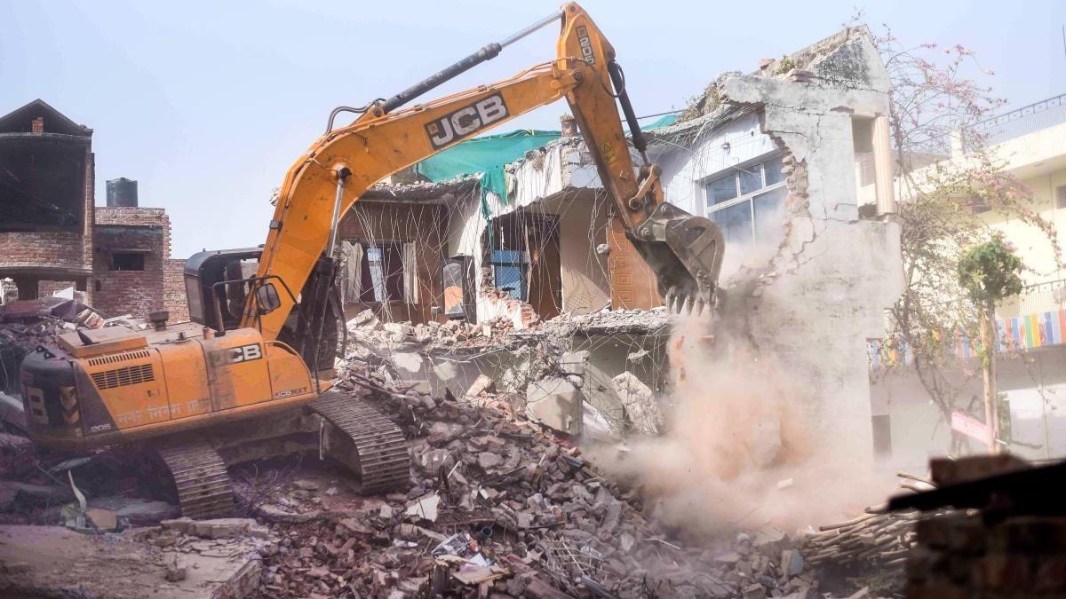 Law and Order: बुलडोजर एक्शन पर SC की हिदायत, जानिए क्या है कानूनी प्रावधान? - UP Encroachment Illegal construction Bulldozer Action Supreme Court Instruct Legal process Compliance Police Crime LNO - AajTak