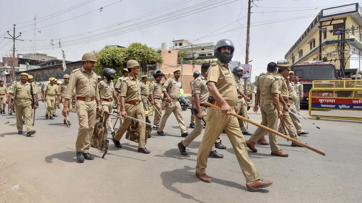 प्रयागराज में फ्लैग मार्च करती पुलिस