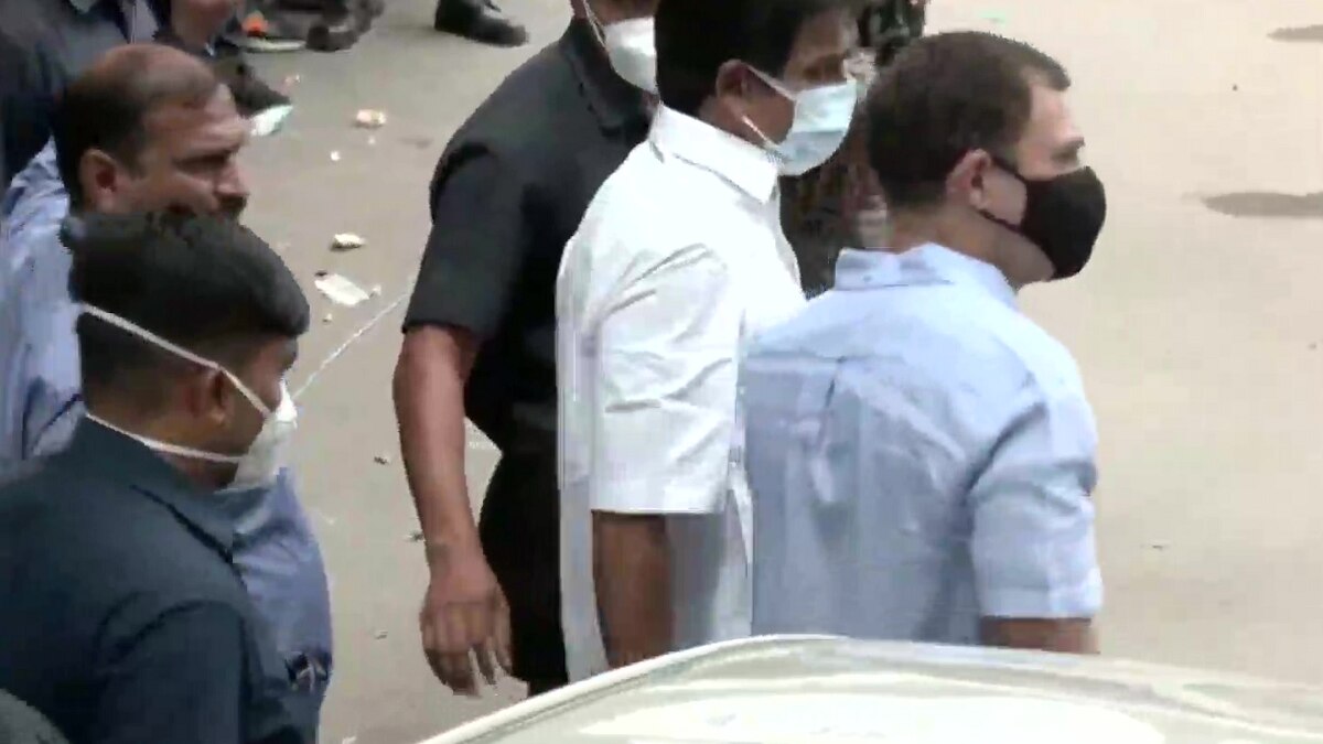 राहुल गांधी ईडी दफ्तर में मौजूद हैं