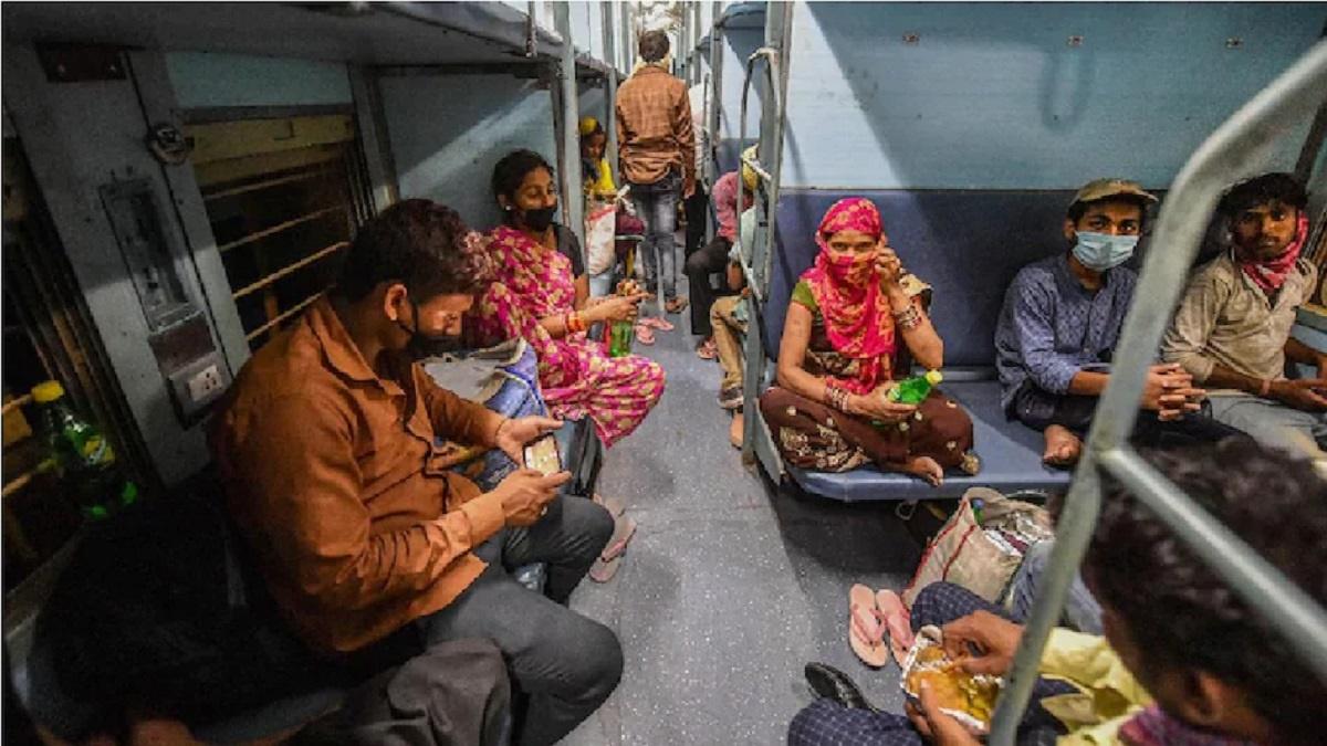 Indian Railways: रात 10 से सुबह 6 बजे तक TTE क्यों नहीं चेक कर सकता आपका टिकट? यह है वजह