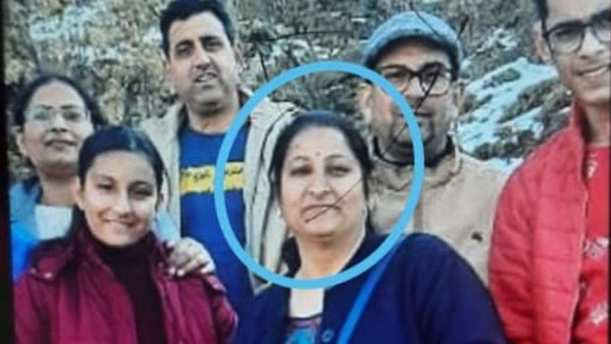 गोल घेर में हिंदू टीचर रजनी बाला, जिनकी आतंकियों ने गोली मारकर हत्या कर दी थी. (File Photo)