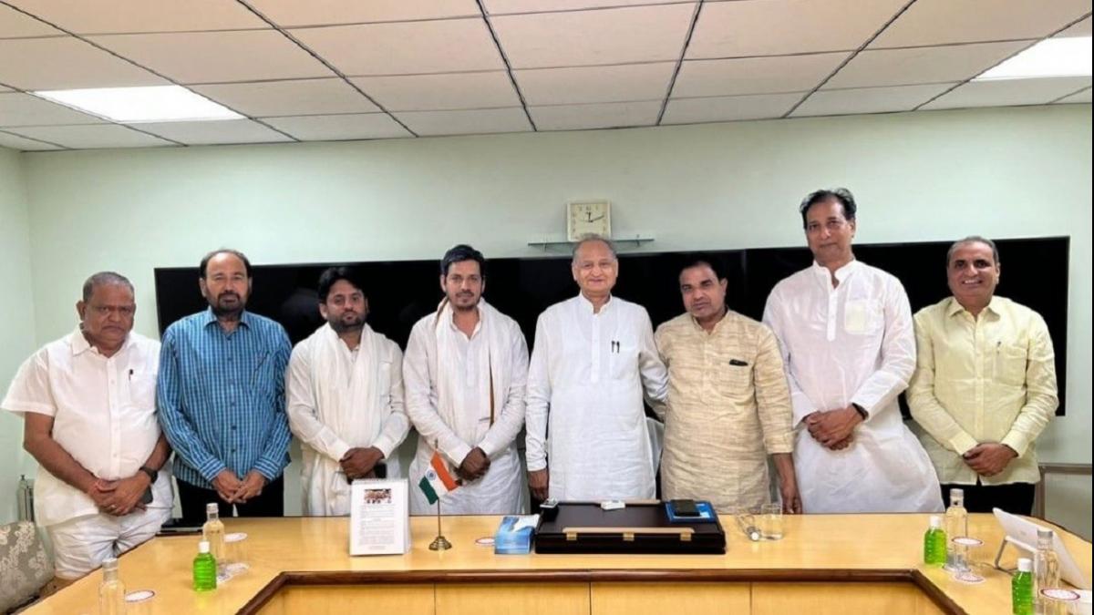 मुख्यमंत्री अशोक गहलोत के साथ विधायक